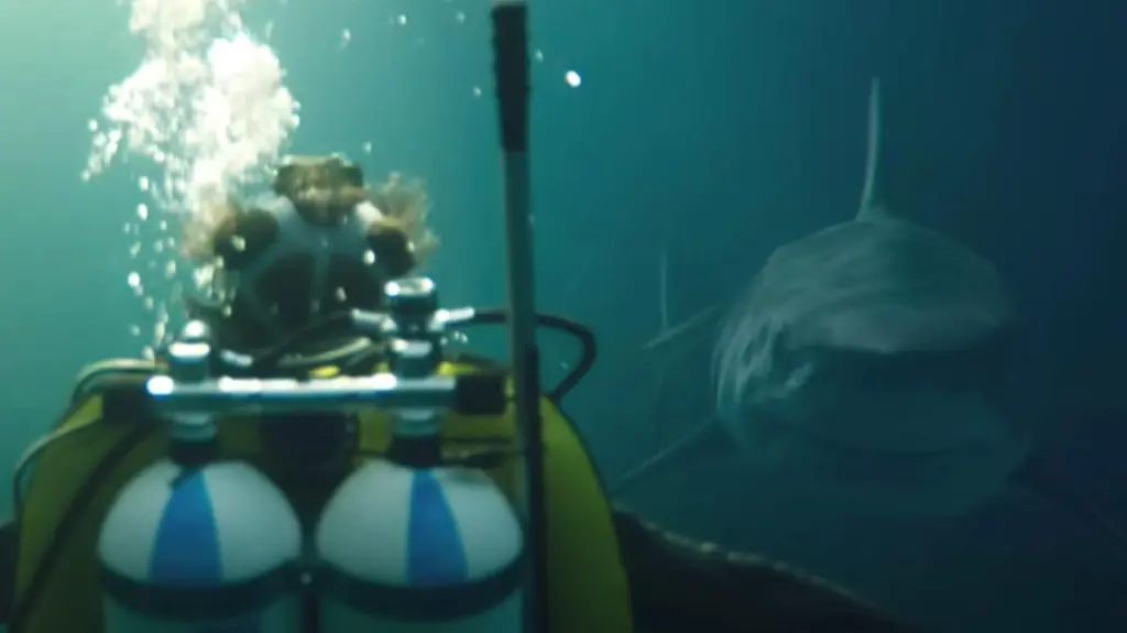 Tiburones atacando a submarinista.
