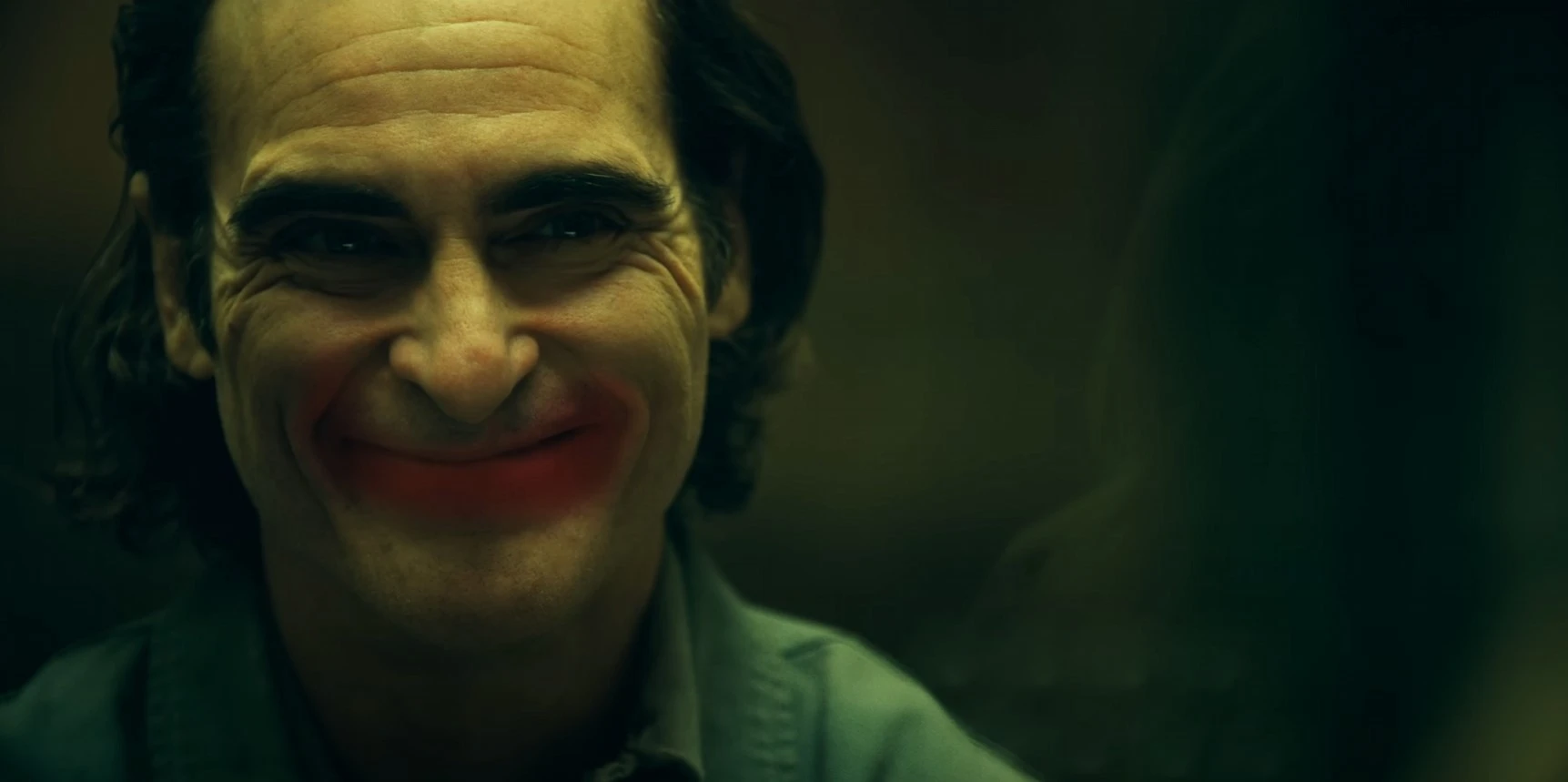 Arthur sonríe, sacando el Joker que tiene dentro.