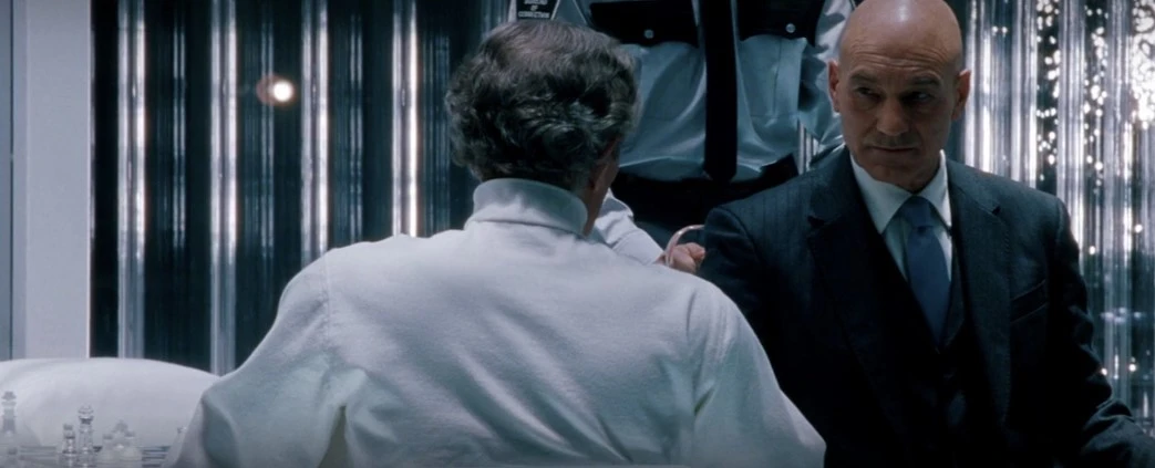 Charles y Magneto jugando al Ajedrez