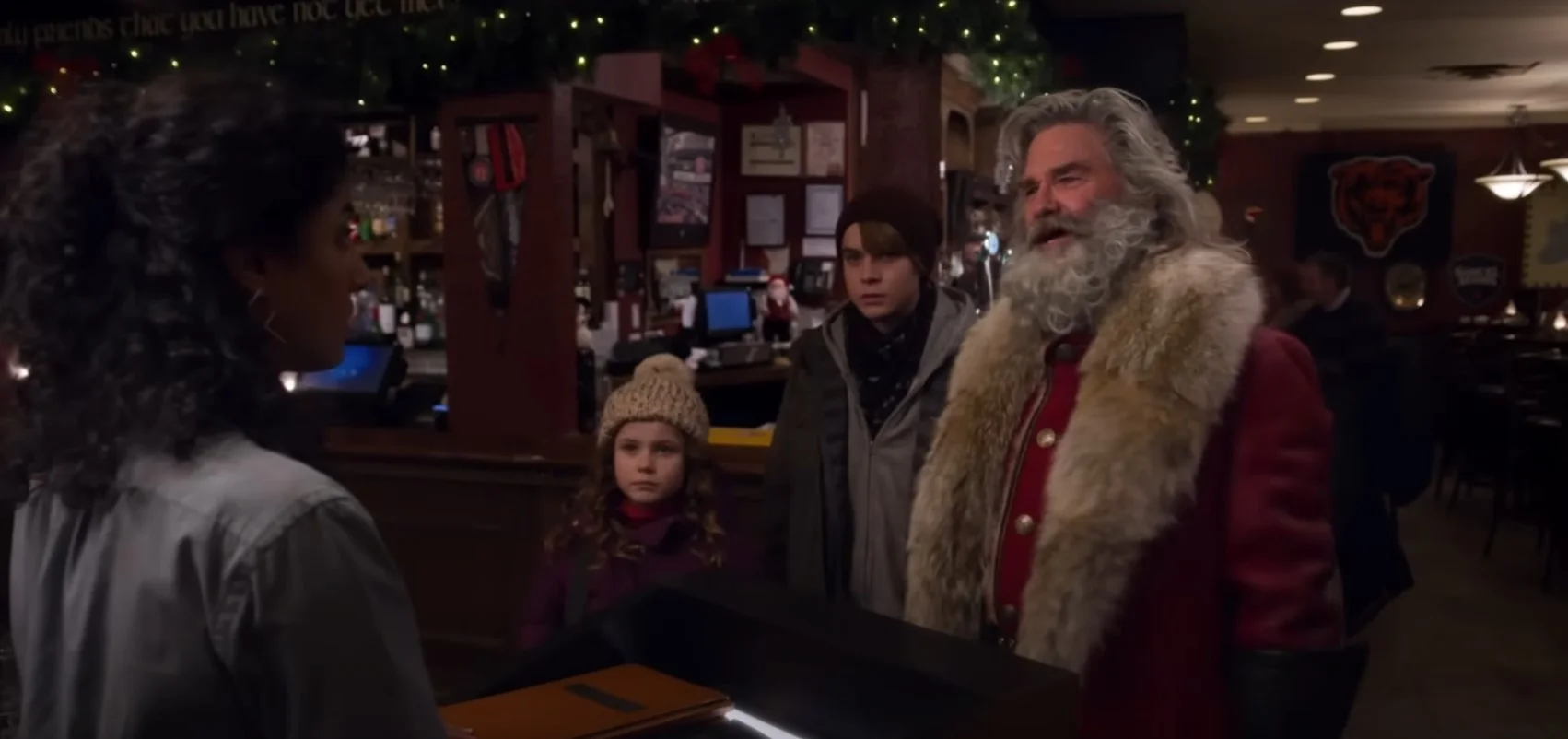 Santa engatusando a humanos.