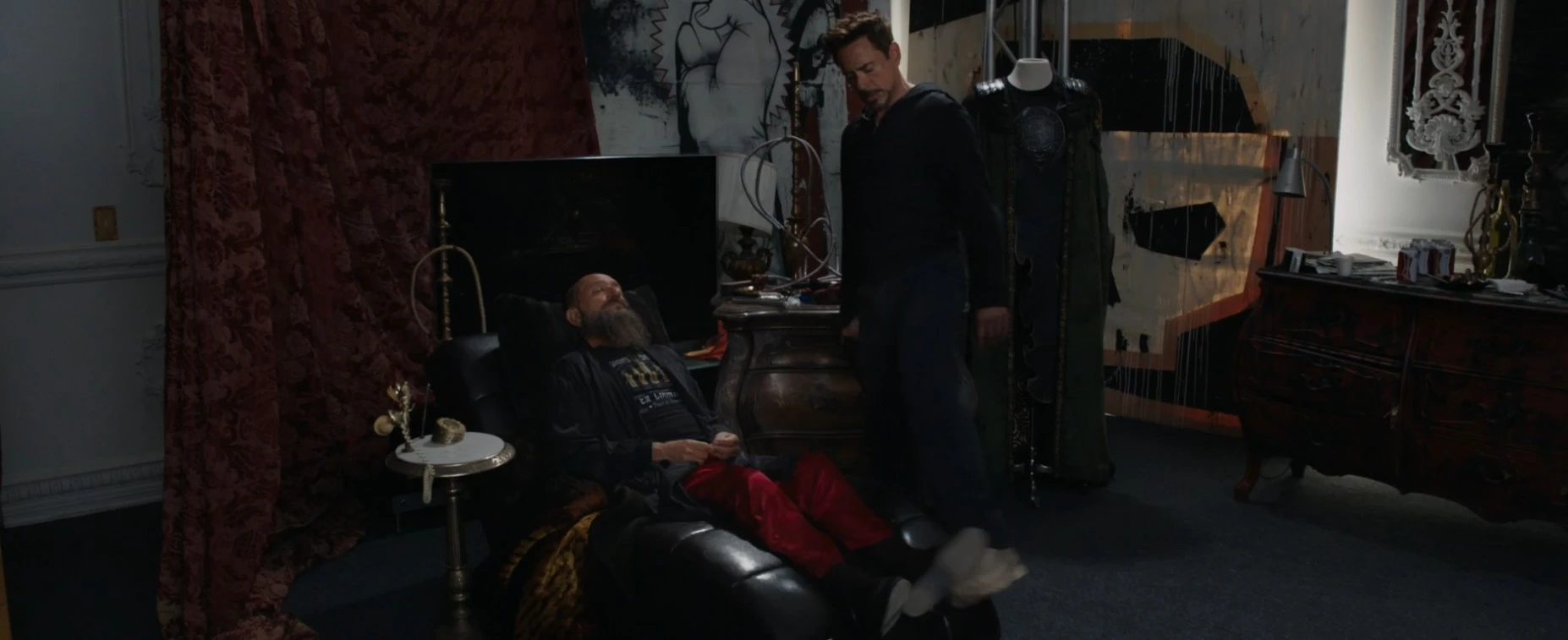 Tony Stark despertando al Mandarín.
