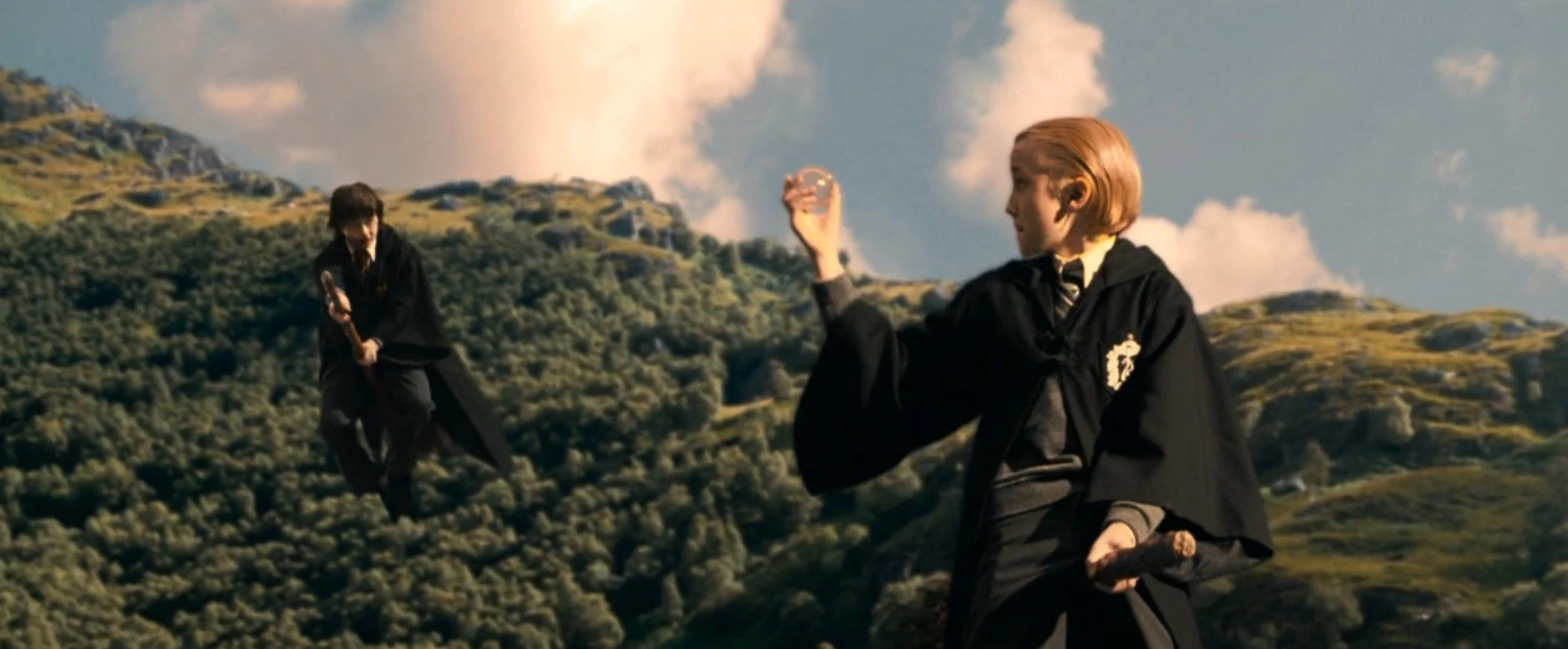 Harry Potter y Draco Malfoy disputándose la Recordadora