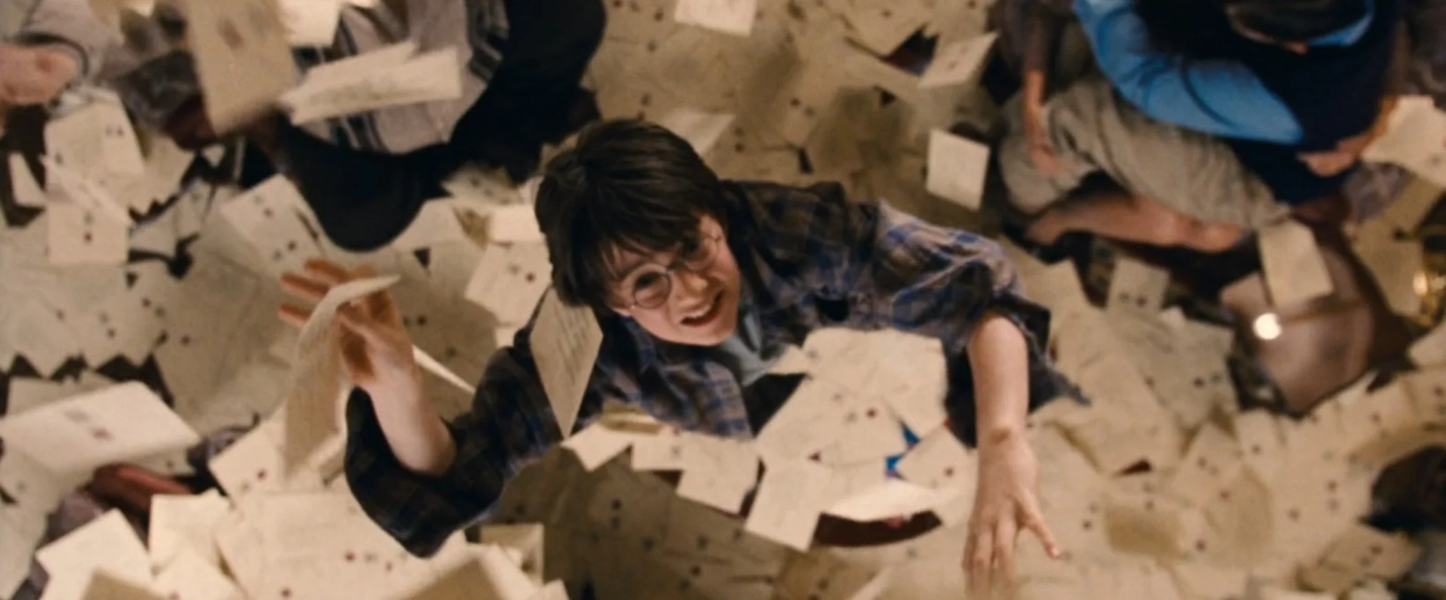 Harry Potter recibiendo la carta de Hogwarts