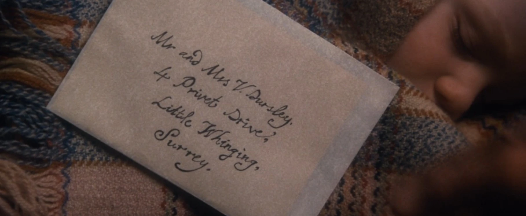 Bebé Harry Potter es enviado a casa de los Dursley