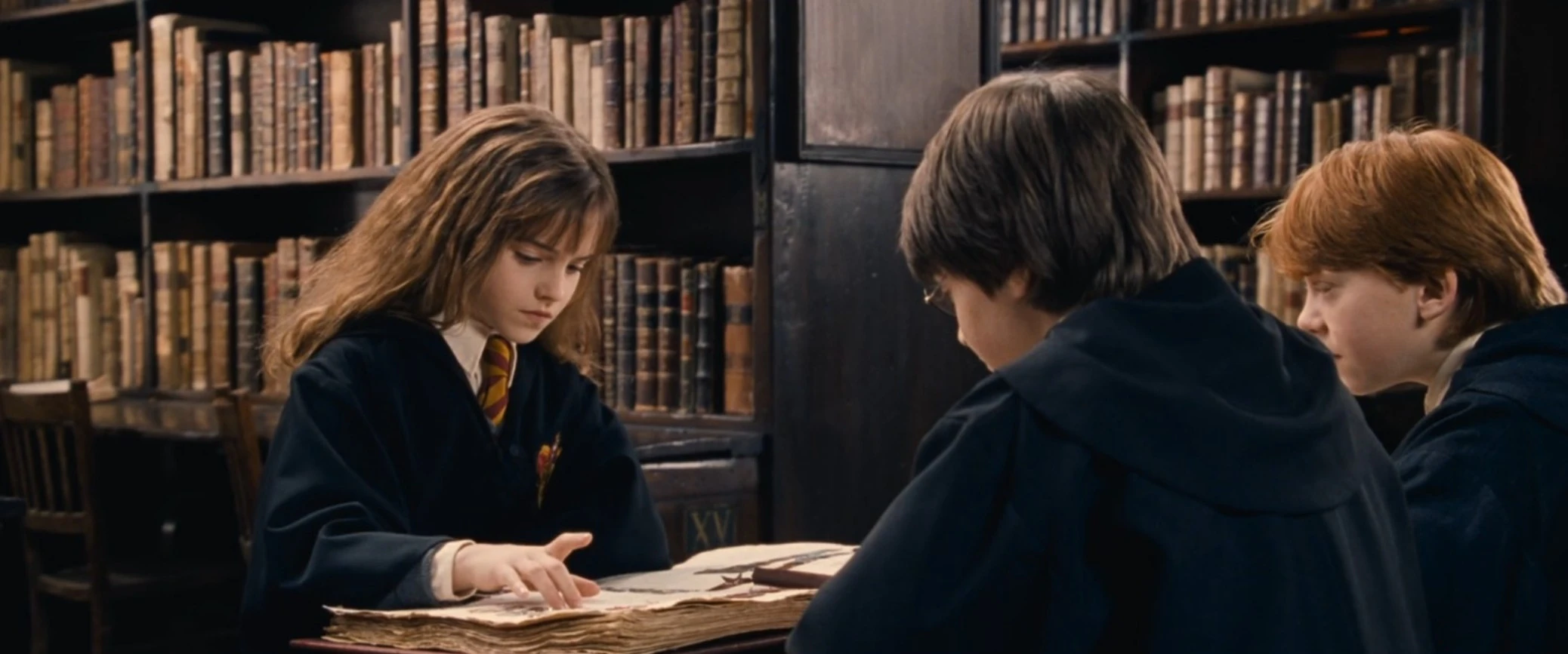 Harry Potter, Hermione y Ron investigando sobre Nicolas Flamel