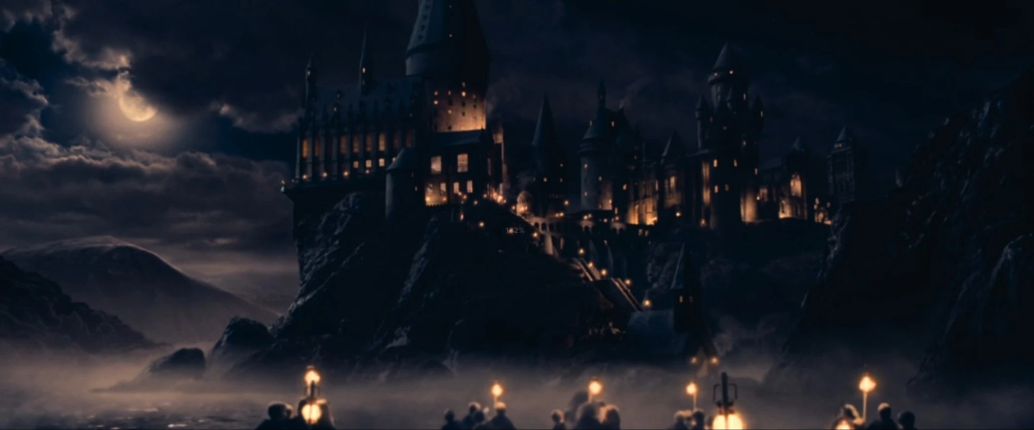 Los alumnos llegan a Hogwarts en botes.