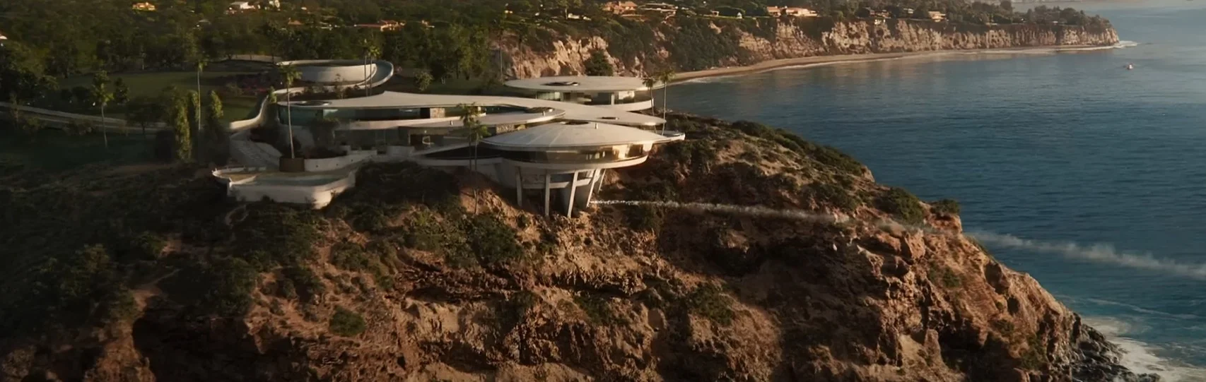 La casa de Iron Man siendo destruida.