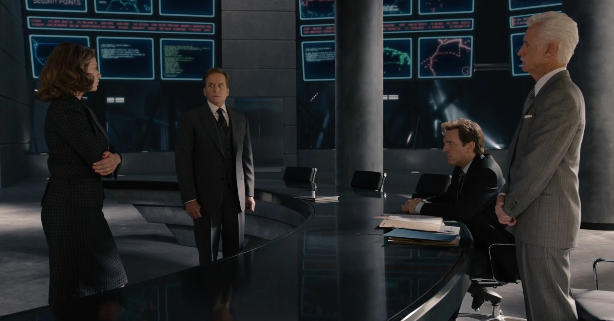 Conversación en el Triskelion entre la Agente Carter, Howard Stark, Hank Pym y Mitchell Carson.