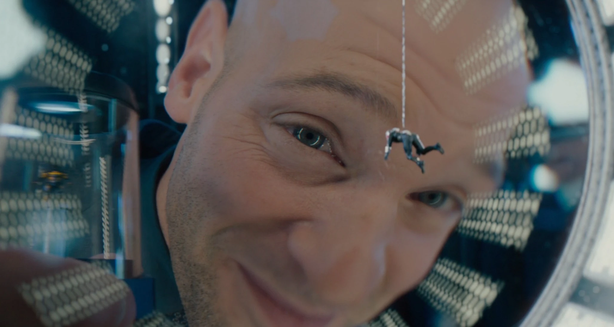 Darren observando con risa pícara a Ant-Man.