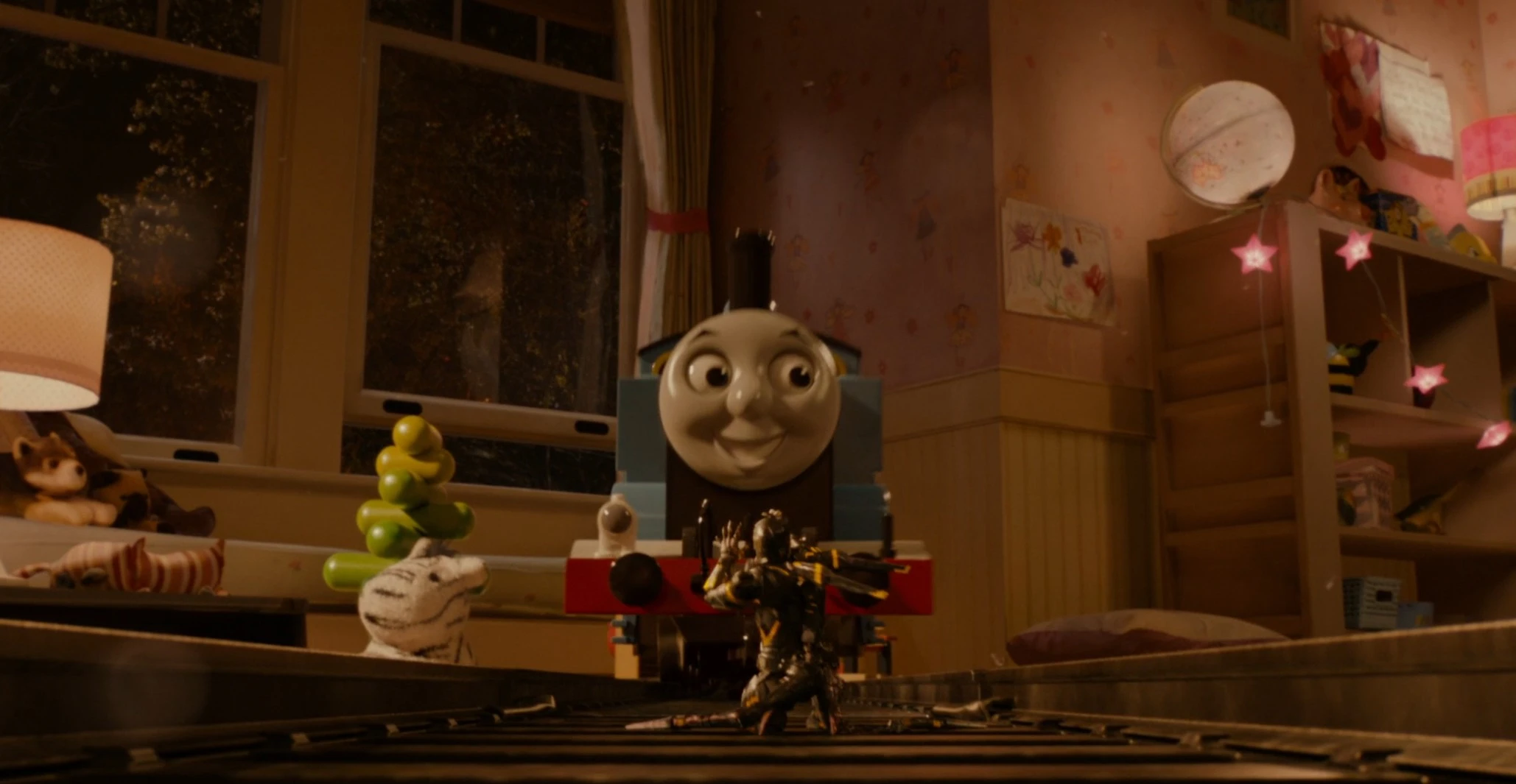 El tren Thomas carga contra Chaqueta Amarilla.