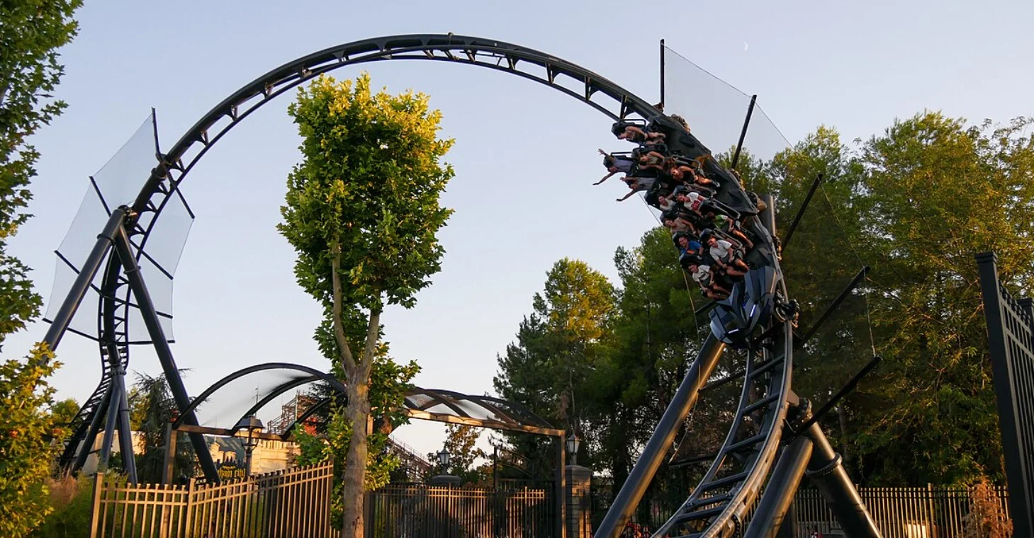 Gotham City Escape, nueva atracción de Parque Warner Madrid. Imagen extraída de https://commons.m.wikimedia.org/wiki/File:Batman_Gotham_City_Escape_corkscrew.jpg
