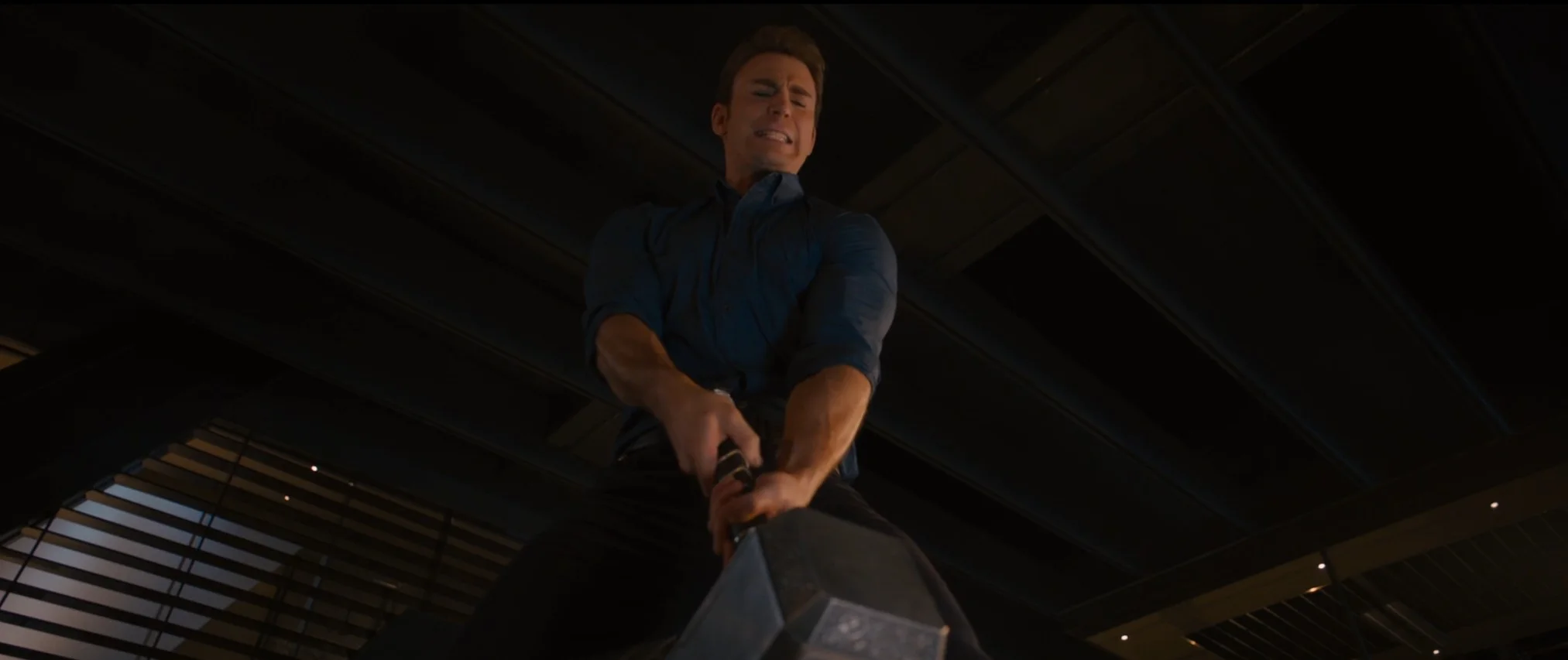 Steve Rogers moviendo el Mjolnir.