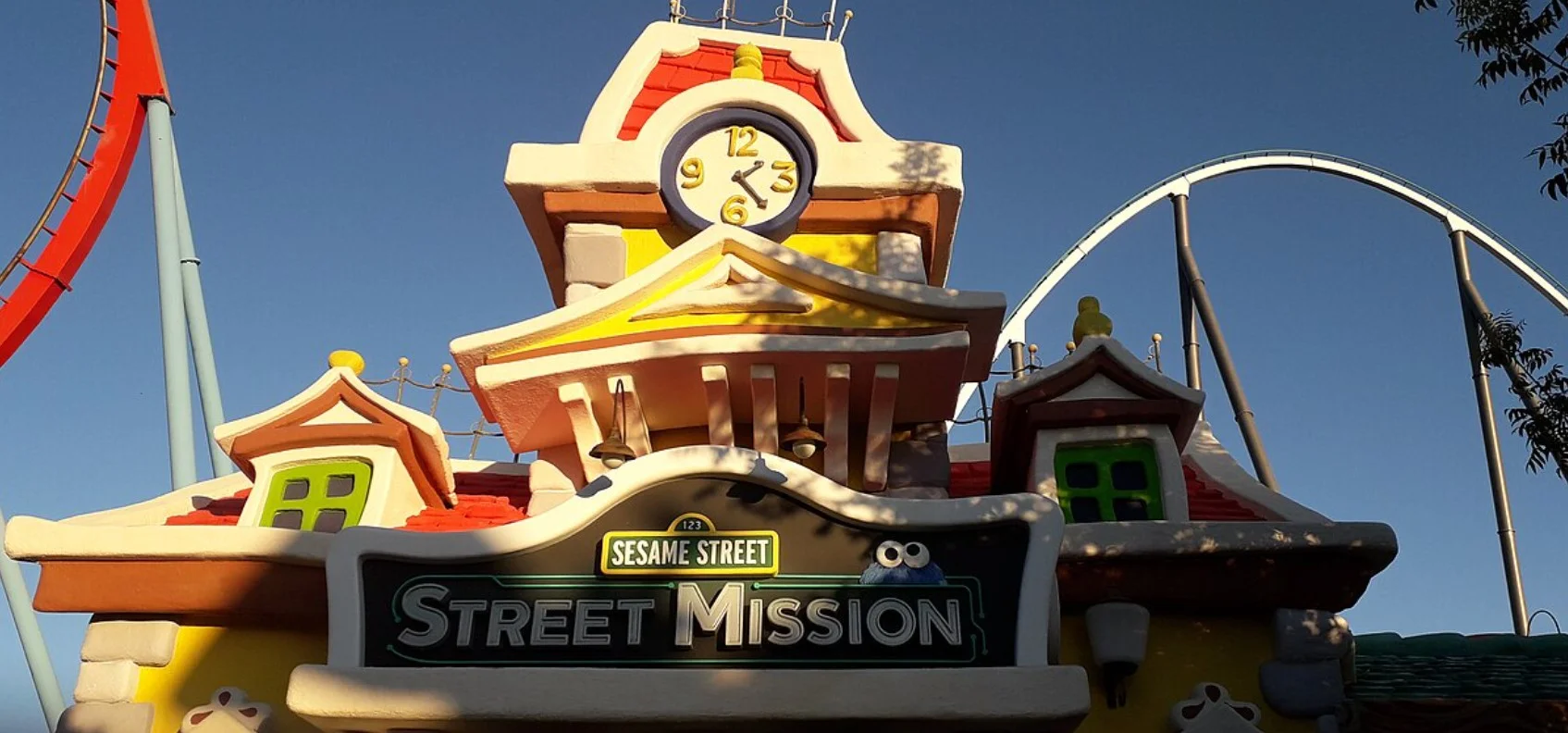 La fachada de Street Mission, atracción de PortAventura World. Imagen extraída de https://commons.wikimedia.org/wiki/File:Atracci%C3%B3n_Street_Mission_-_PortAventura.jpg