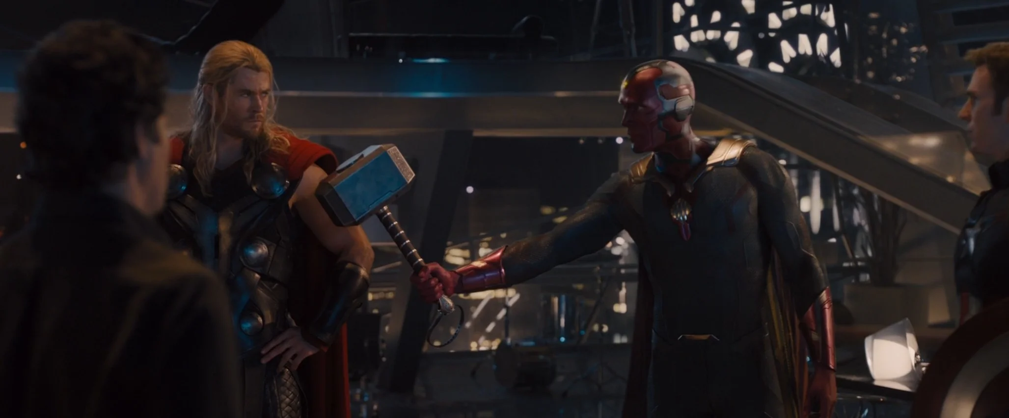 Visión levantando el martillo de Thor (Mjolnir).