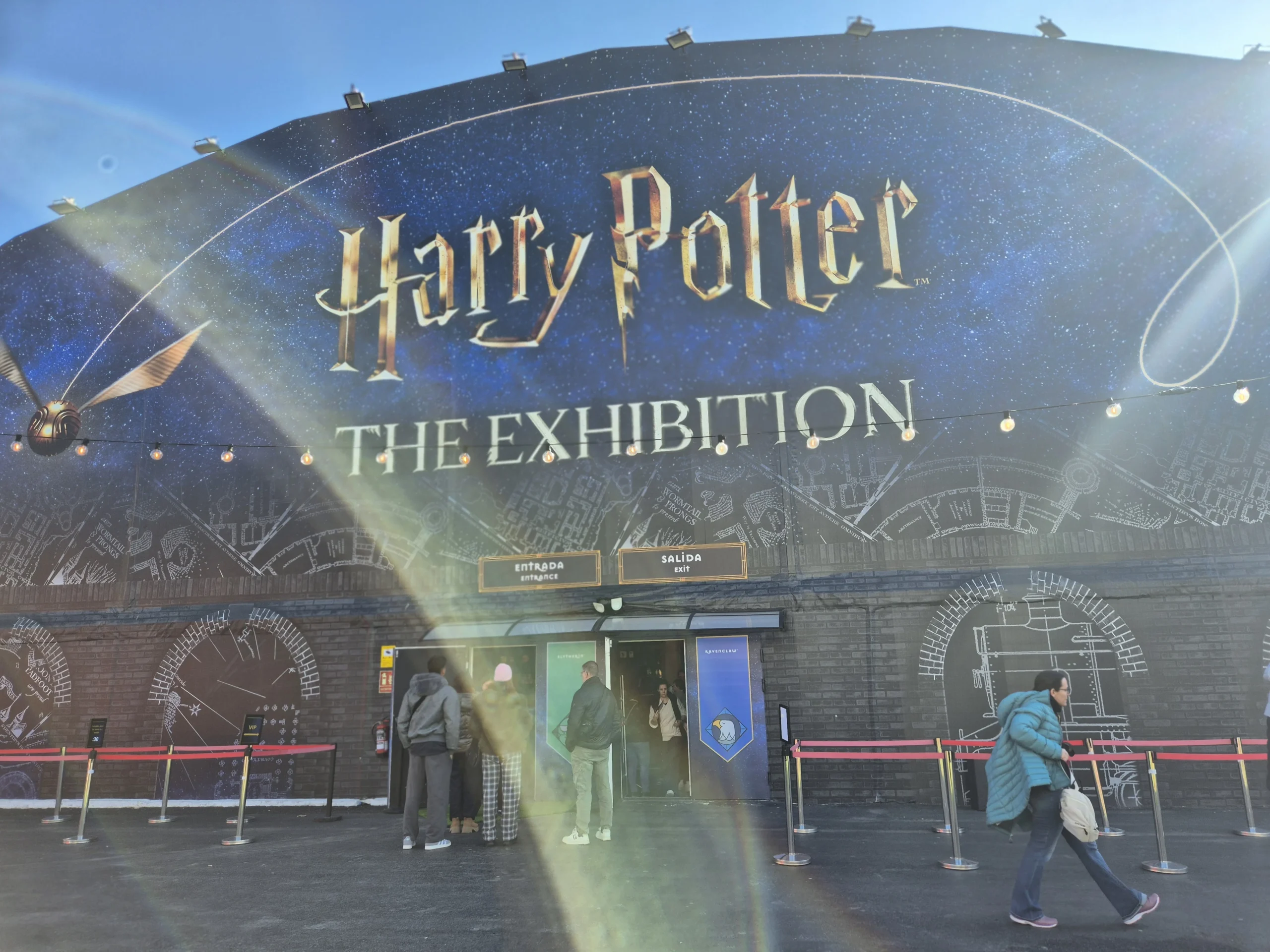 El exterior de Harry Potter The Exhibition.