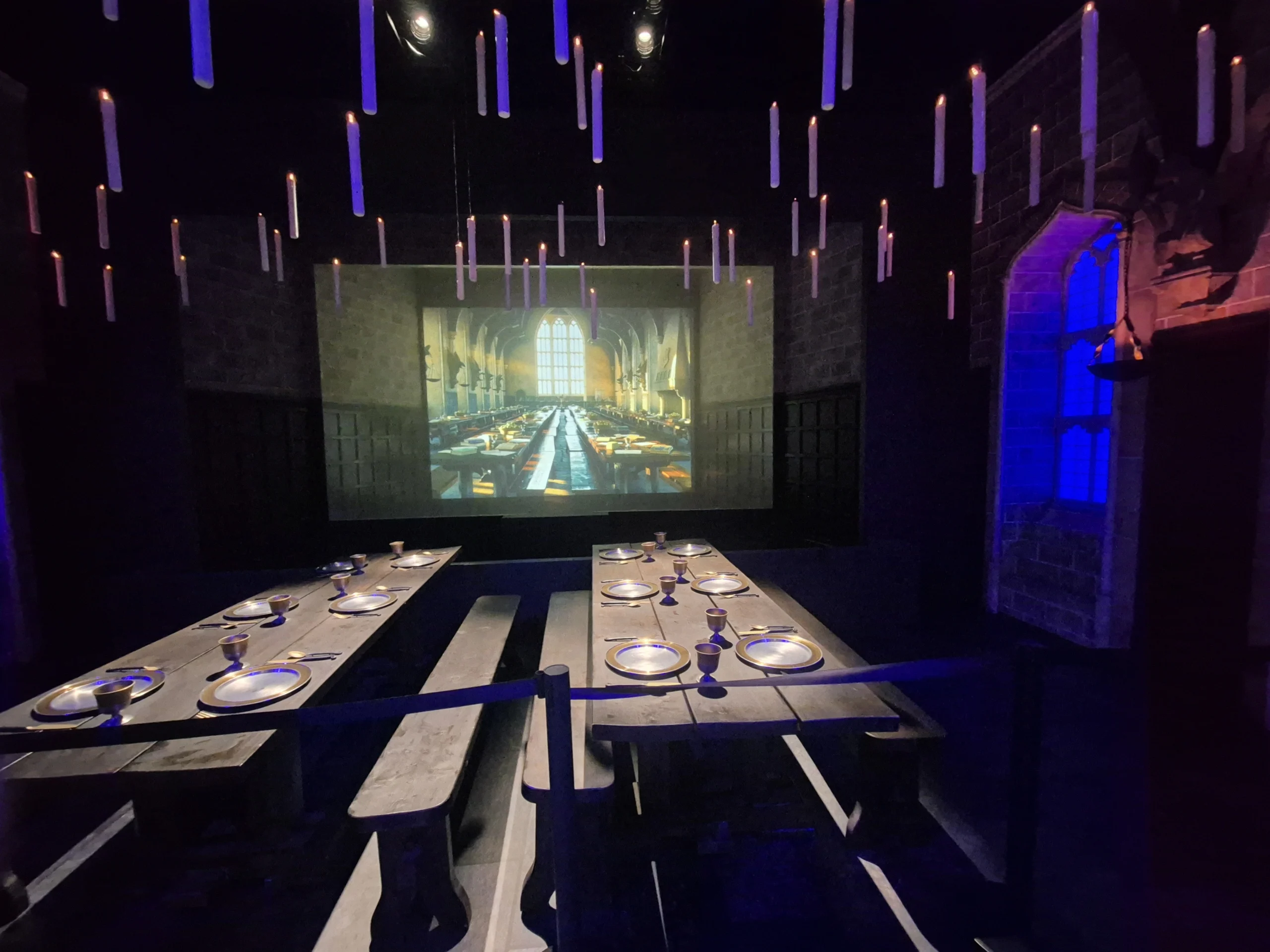 El Gran Comedor de Harry Potter The Exhibition con sus velitas flotantes.