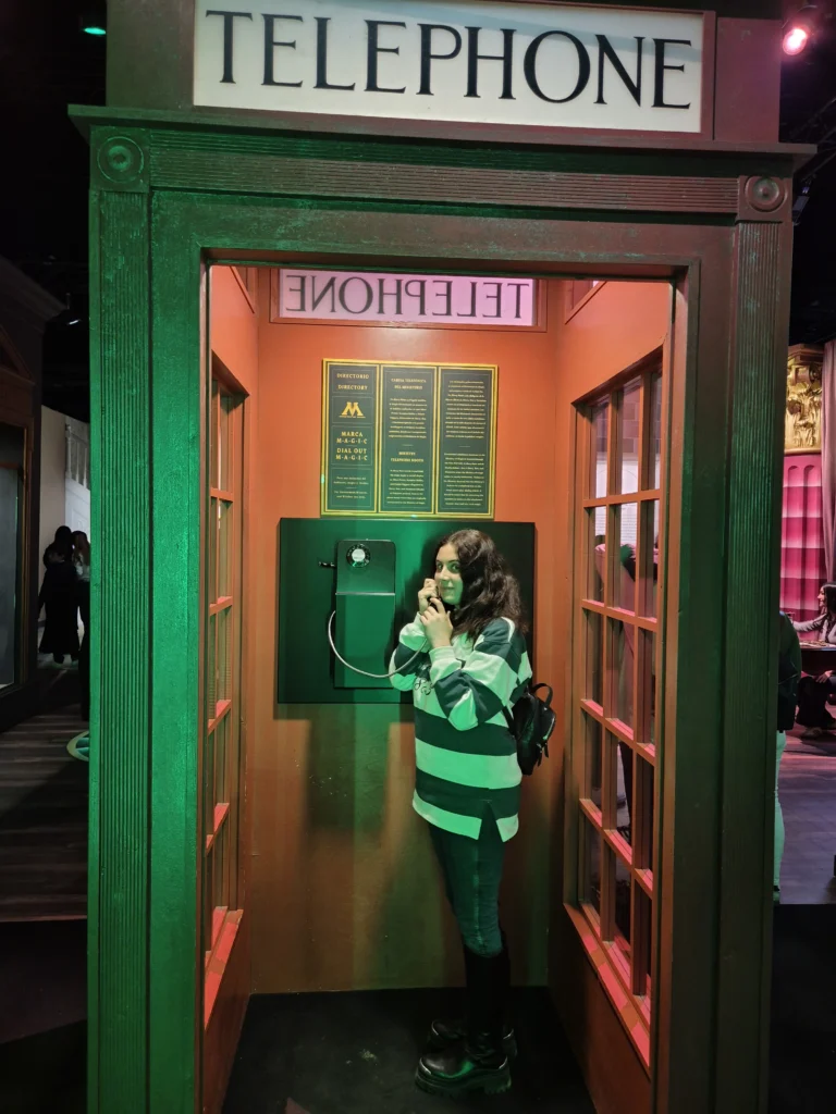 Mi escenario preferido de toda la exposición; la cabina de teléfonos que sirve de entrada al Ministerio de Magia.