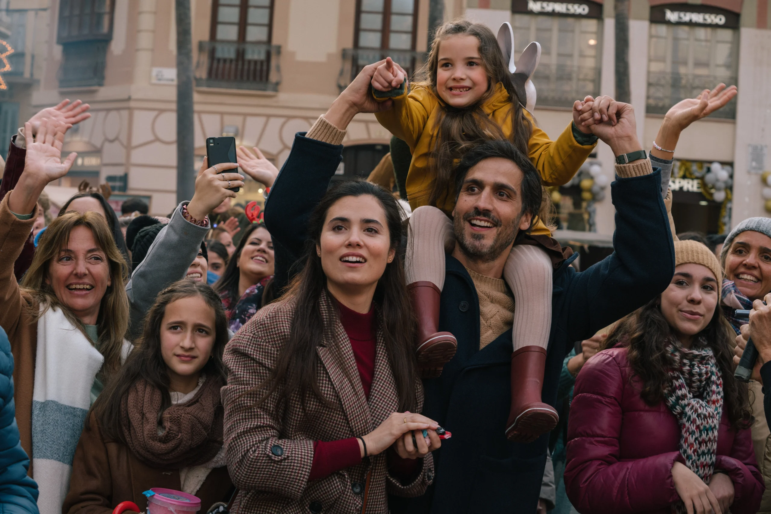 La pequeña Amaya acompañada de sus padres en la Cabalgata de los Reyes Magos de la primera temporada de La chica de nieve.