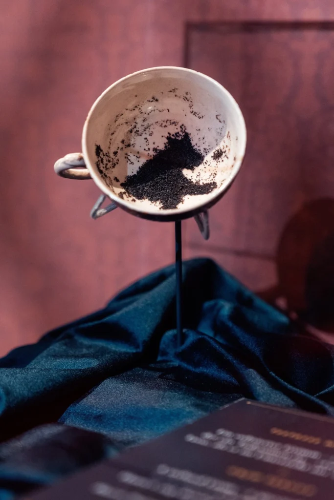 La taza de té en la que Harry vislumbra al Grim en Harry Potter y el Prisionero de Azkaban.