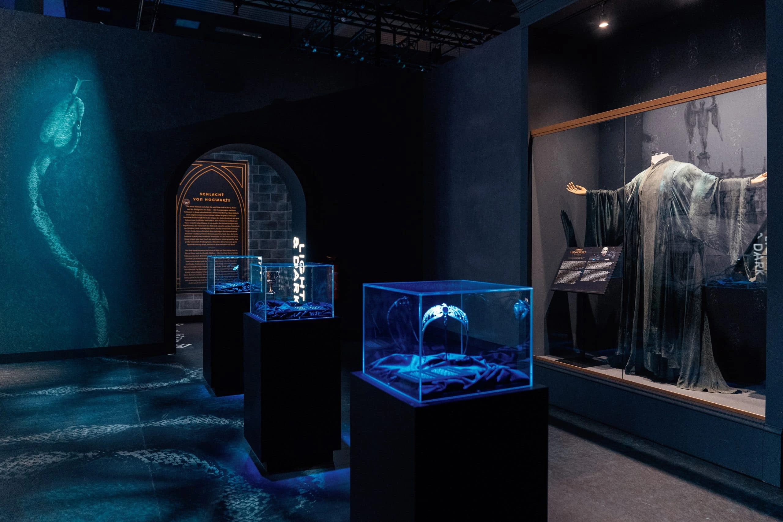 Los horrocruxes y el traje de Voldemort en la parte final de la exposición.