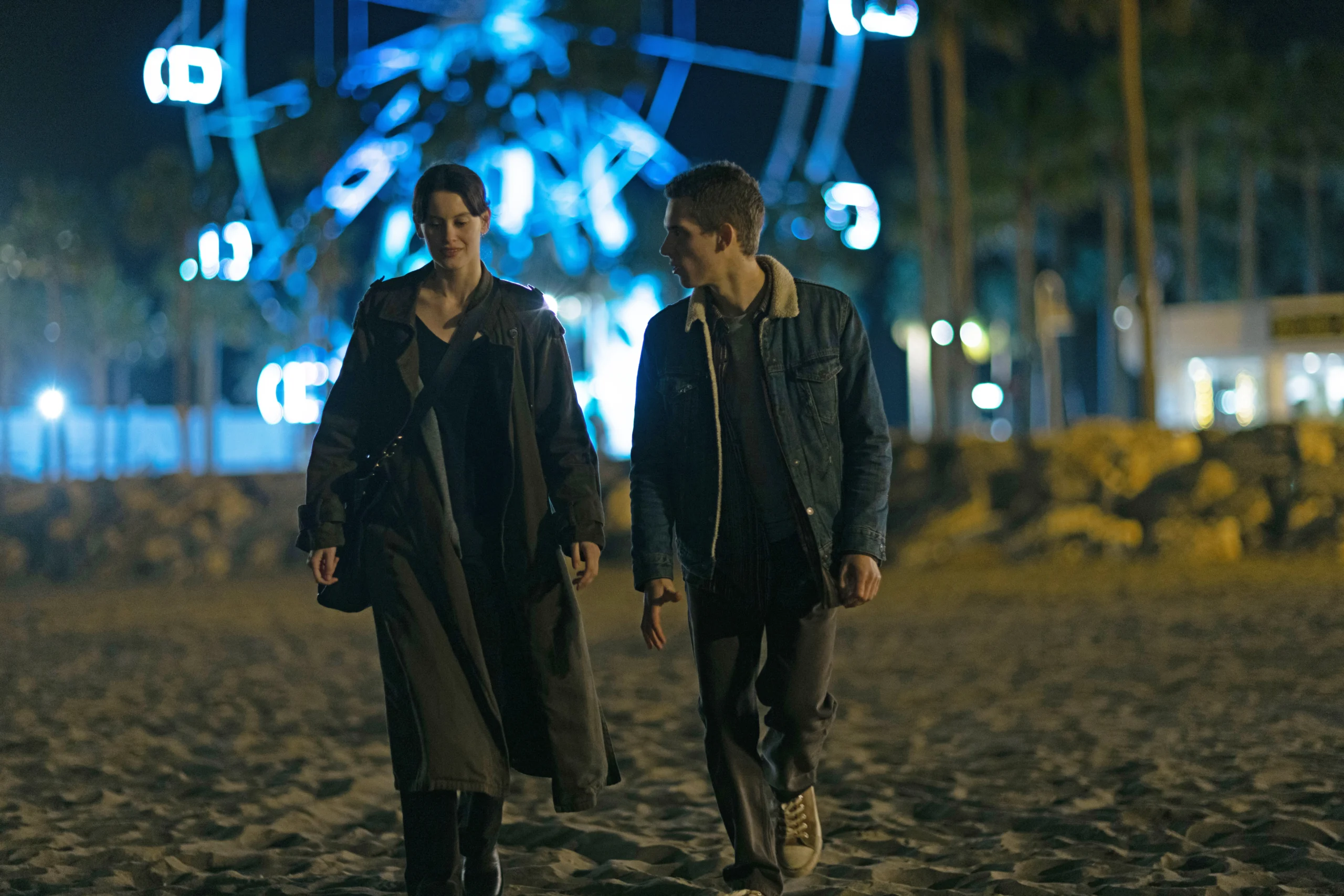 Miren y Nacho Valdivia paseando por la playa y conversando en El juego del alma.