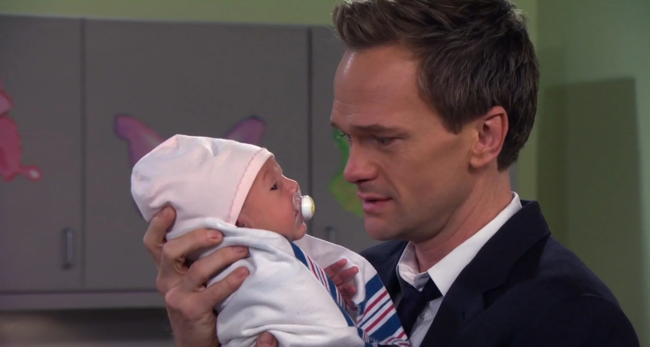 Barney emocionado mirando a su hija en el final de Cómo conocí a vuestra madre.