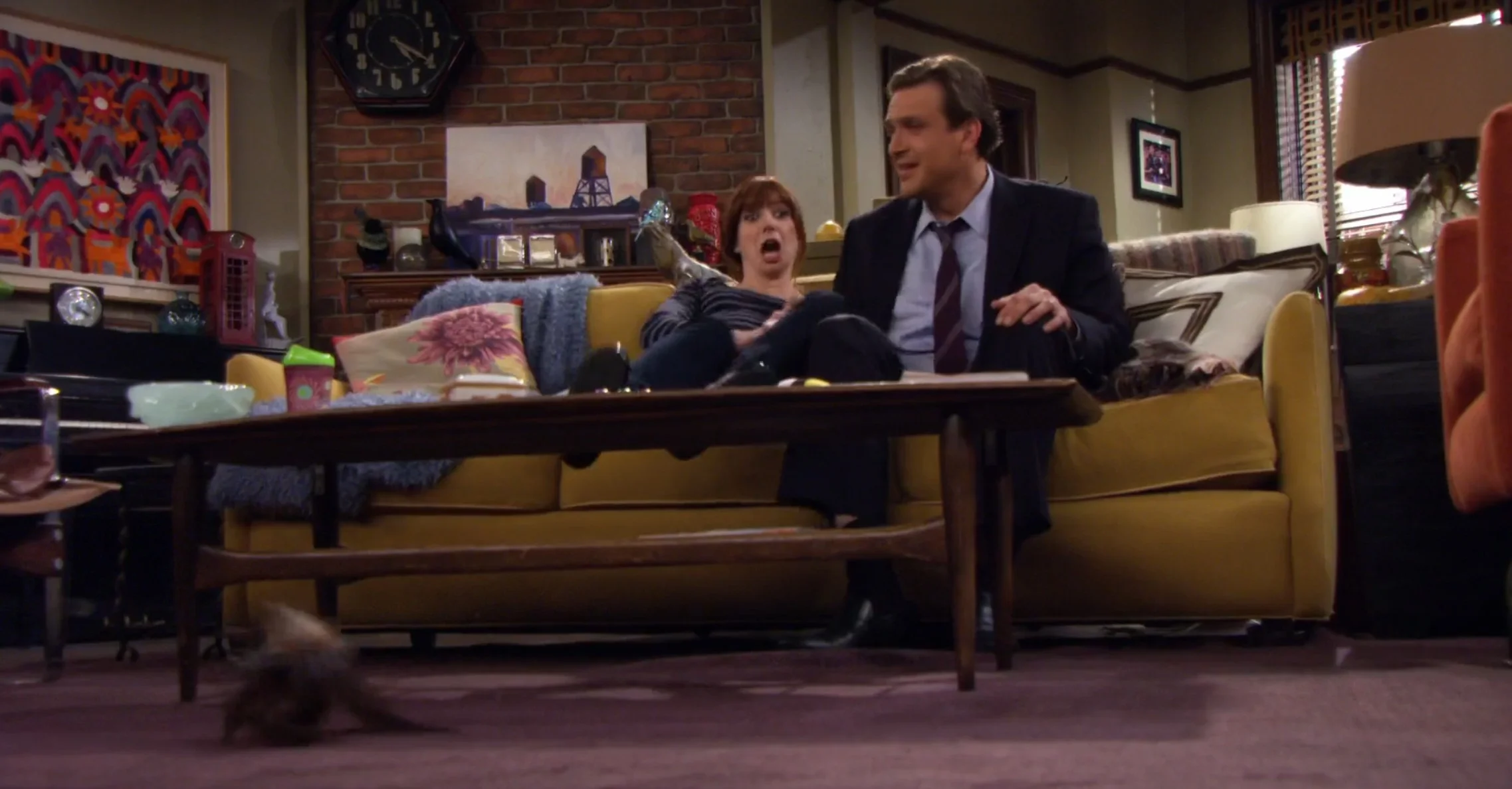 El cucarratón asusta a Lily y Marshall.