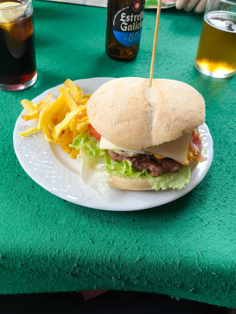 Hamburguesa completa de Peña Cabarga, en Cabárceno.