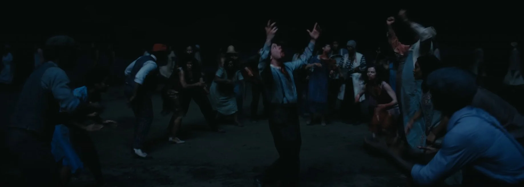 Vampiros de Los Pecadores (Sinners) bailando y cantando música celta.