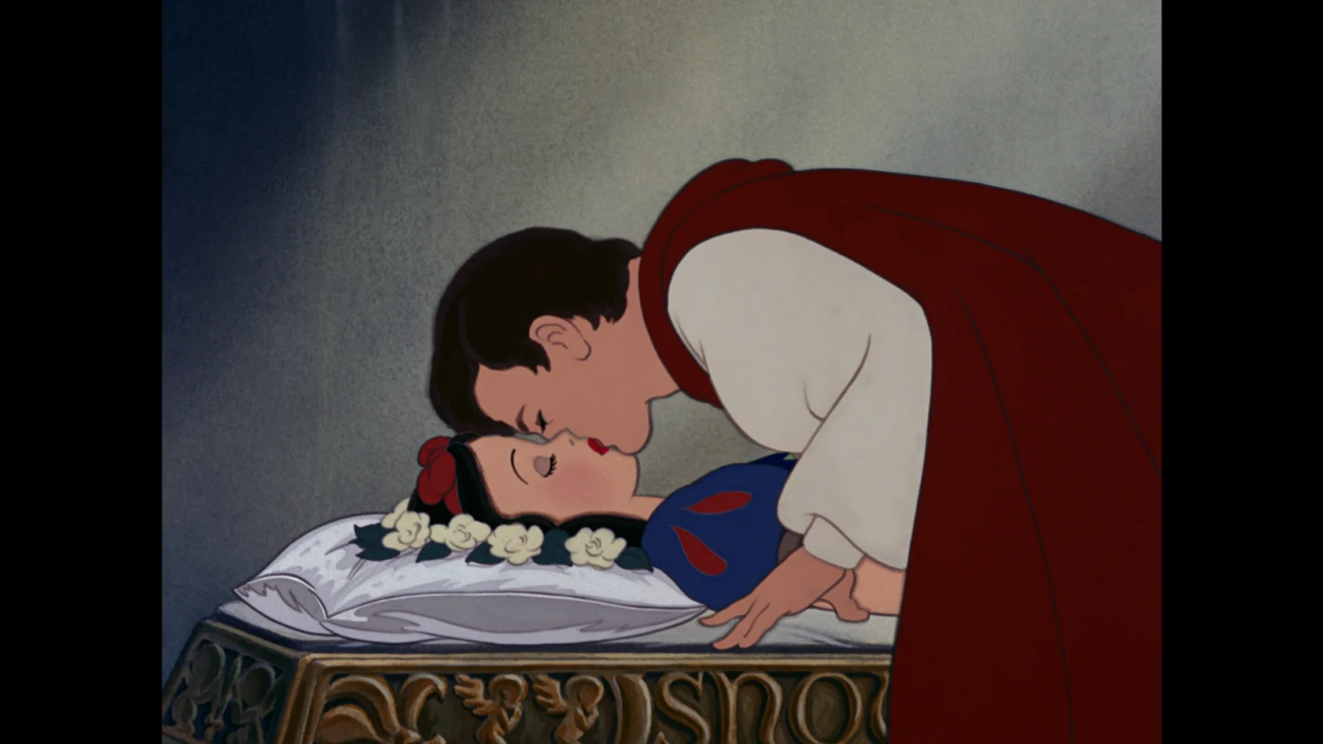 El príncipe le da el beso de amor verdadero a Blancanieves.