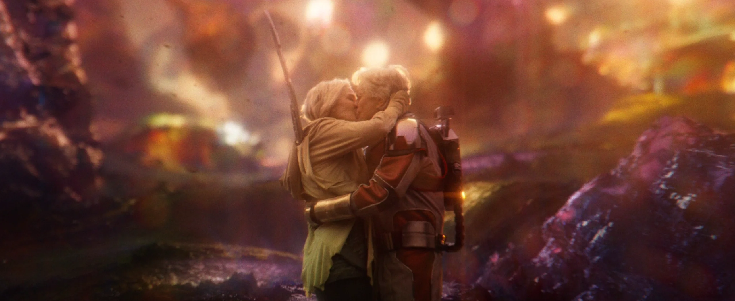 Janet y Hank Pym se besan en el mundo cuántico.