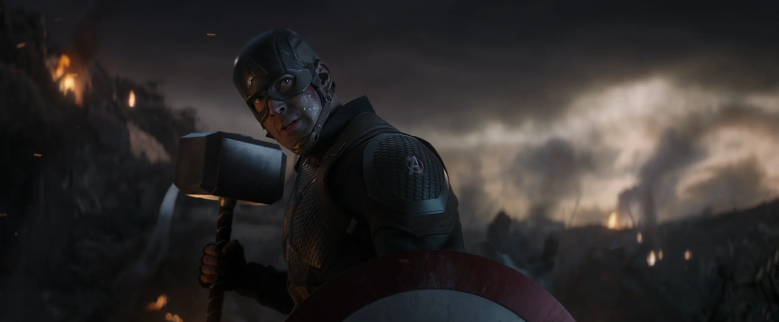 El Capitán América coge el Martillo de Thor en Vengadores: Endgame.