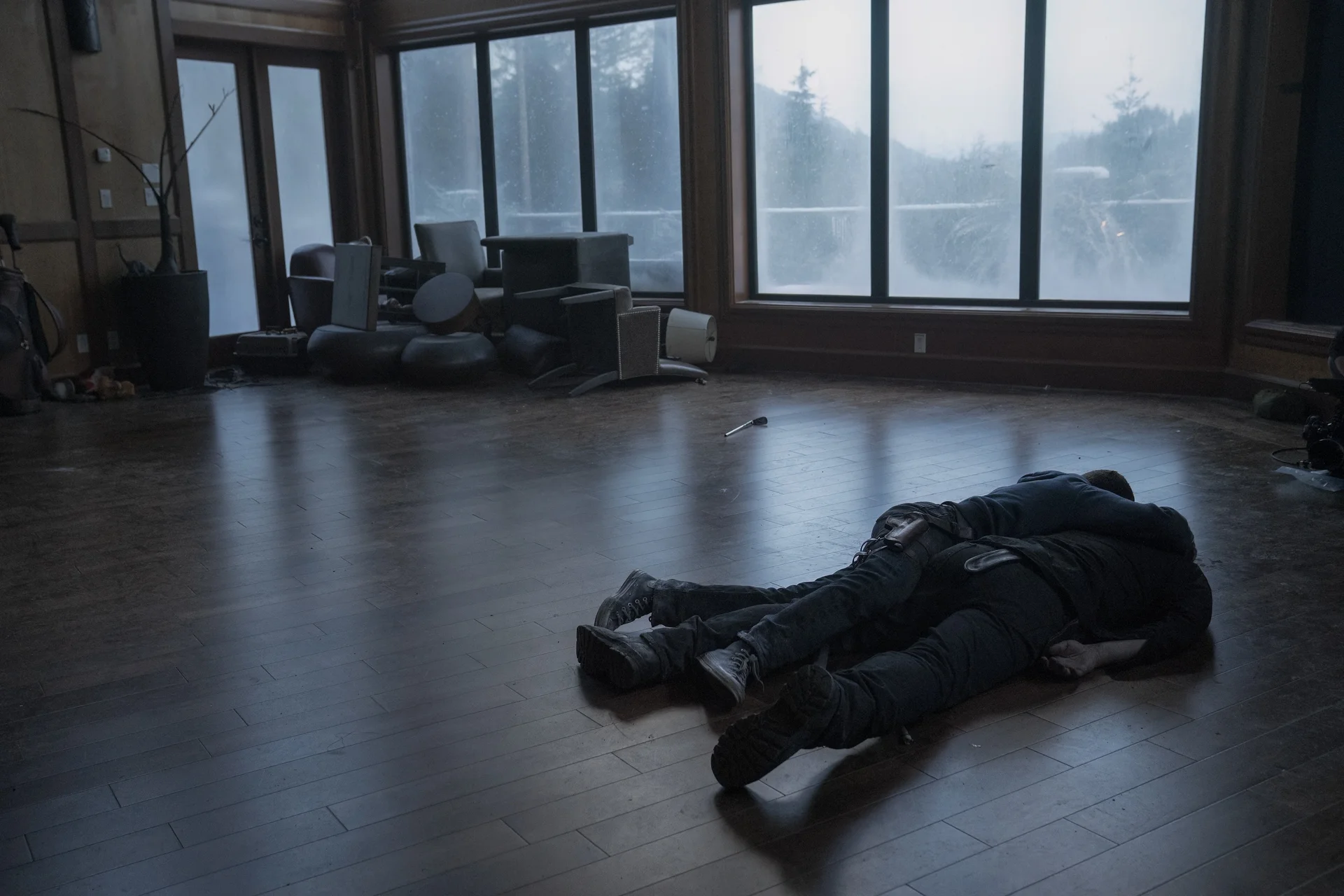 Ellie abrazada al cuerpo de Joel en The Last of Us Temporada 2.
