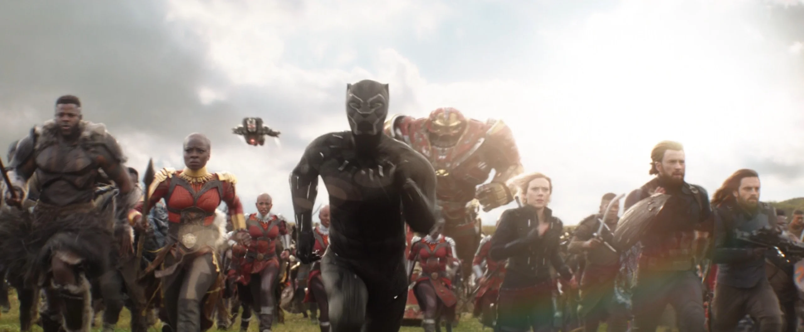 Black Panther y el Capitán América marchan en la Batalla de Wakanda.