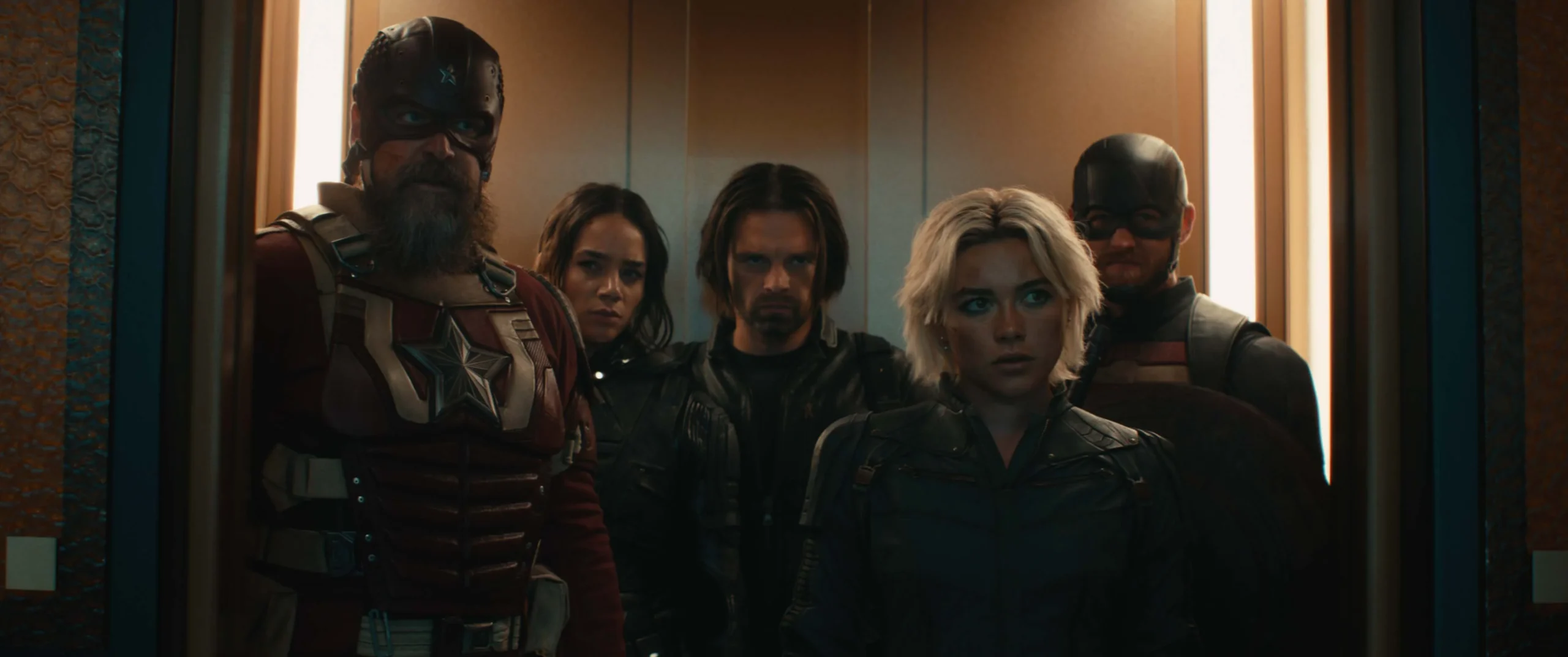Barón Rojo, Fantasma, Bucky Barnes, Yelena Belova y John Walker forman los Thunderbolts en un ascensor.