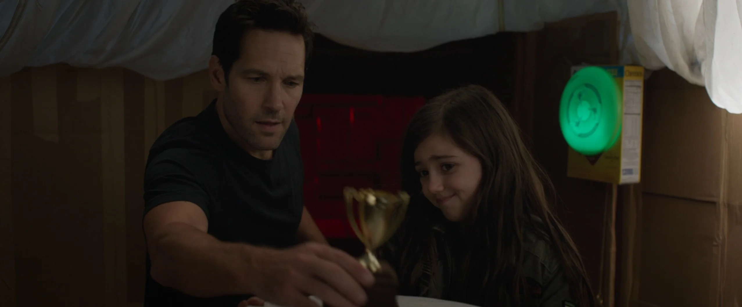 Scott y Cassie jugando a ser ladrones.