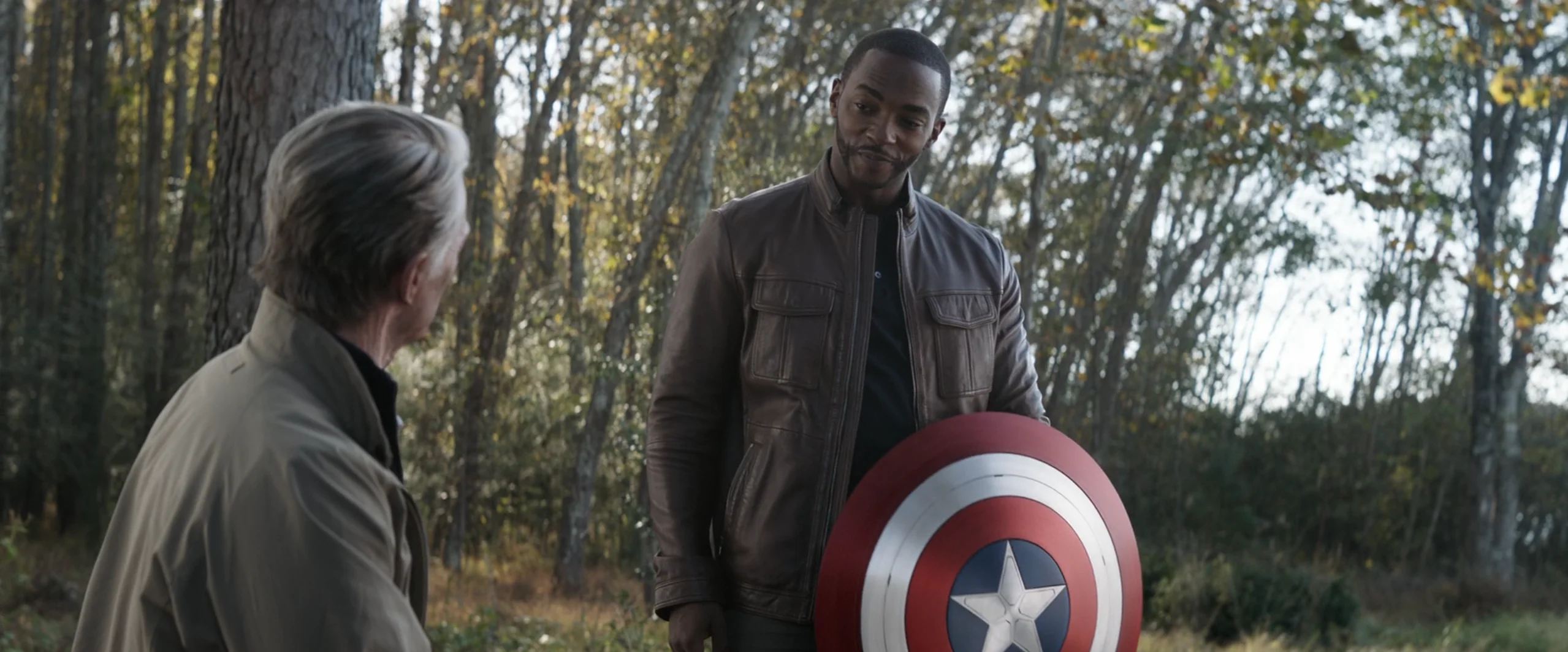 Steve Rogers anciano, cede su escudo a Sam Wilson en Vengadores: Endgame.
