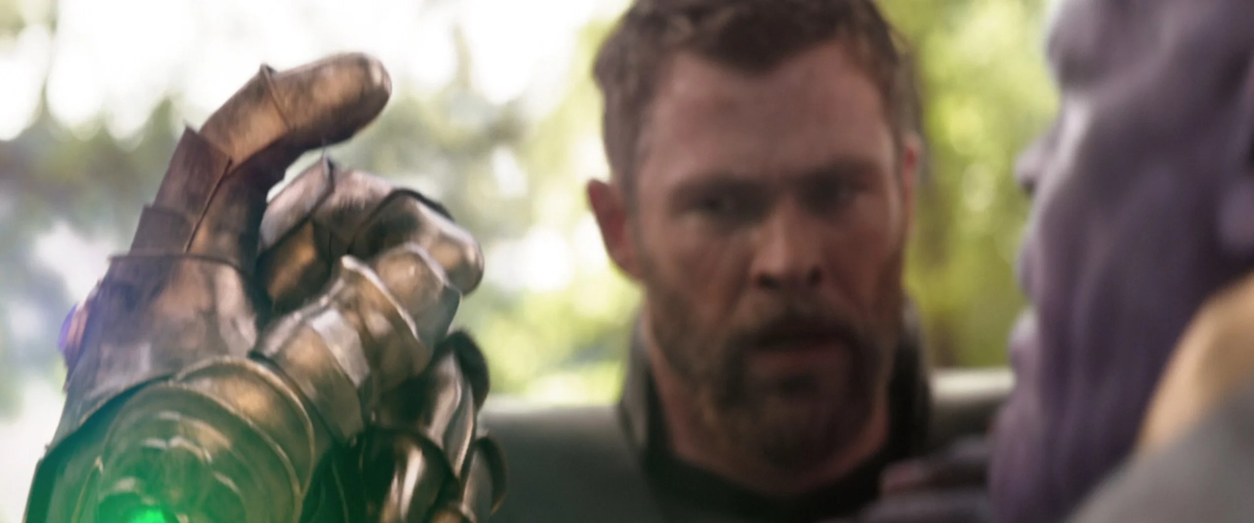 Thanos chasquea los dedos y la mitad del universo desaparece.