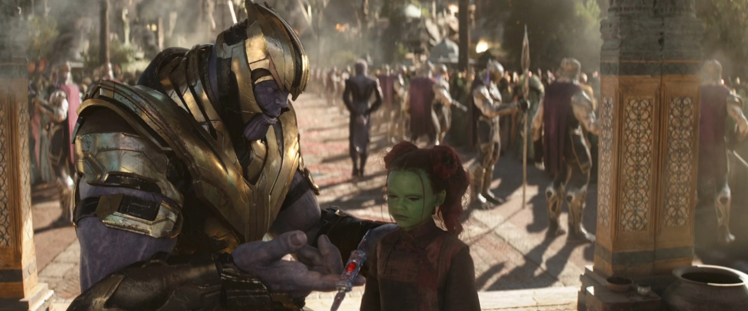 Thanos le enseña el equilibrio a Gamora en un flashback de Vengadores: Infinity War.