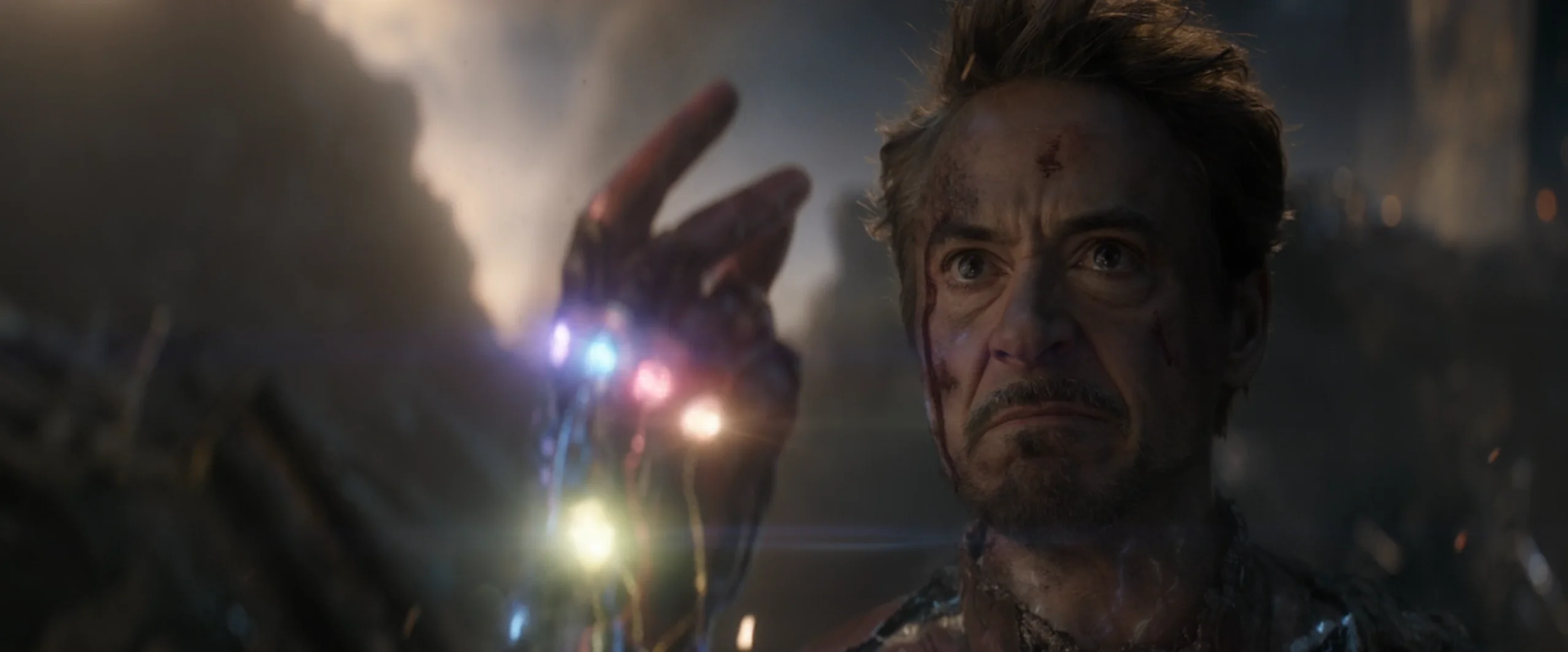 Iron Man chasquea los dedos en Vengadores: Endgame.