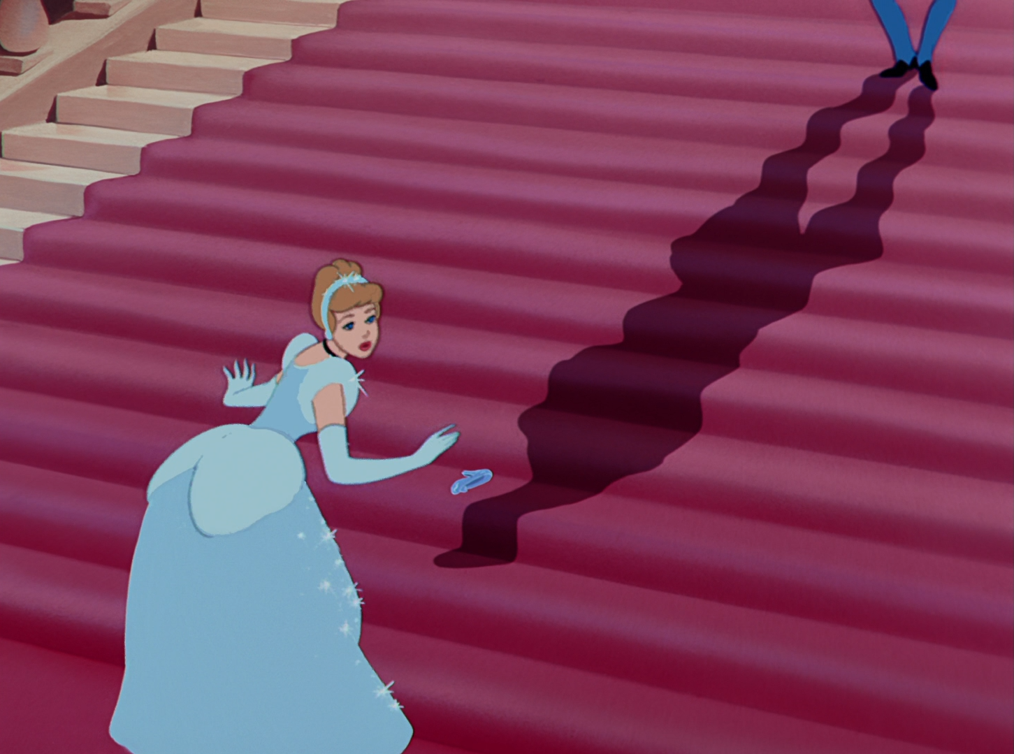 Cenicienta pierde el zapato de cristal en las escaleras.