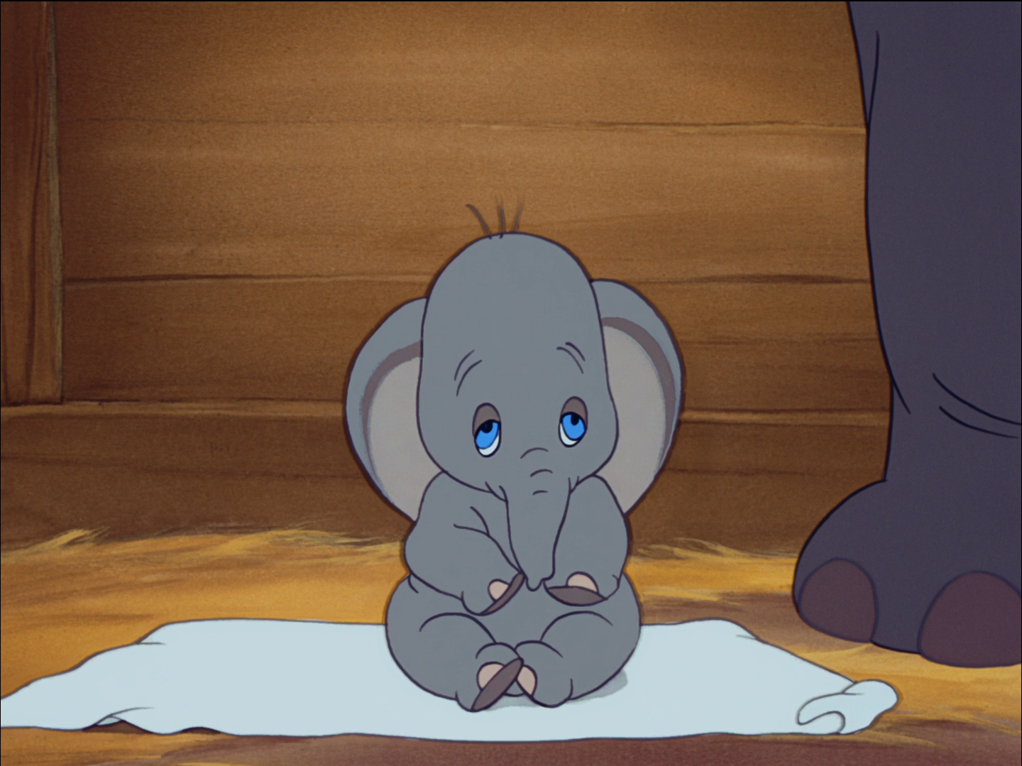 Dumbo recién traído por la cigüeña al circo Casey Jr.