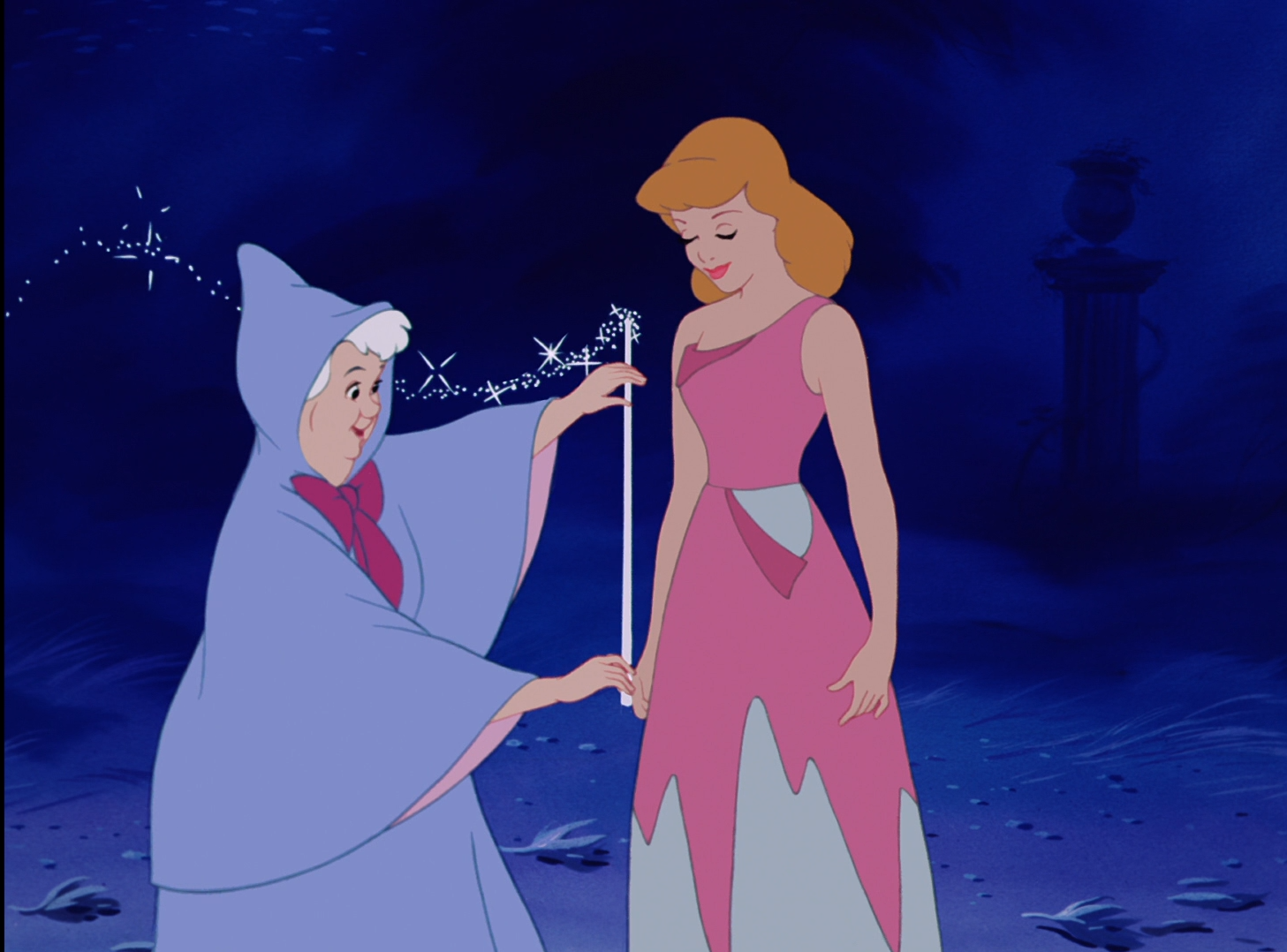 El Hada Madrina convierte los harapos de Cenicienta en un vestido.