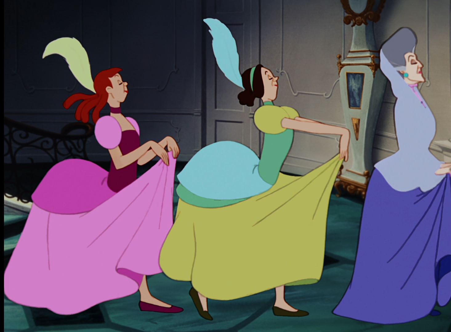 Anastasia, Drizella y Lady Tremaine se van al baile.