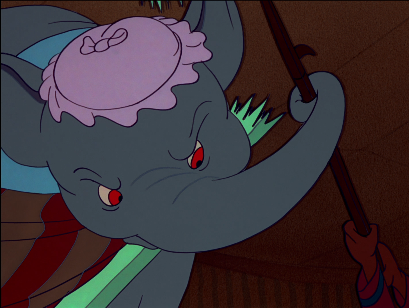 La Sra. Jumbo se pone violenta cuando unos niños atacan a Dumbo.
