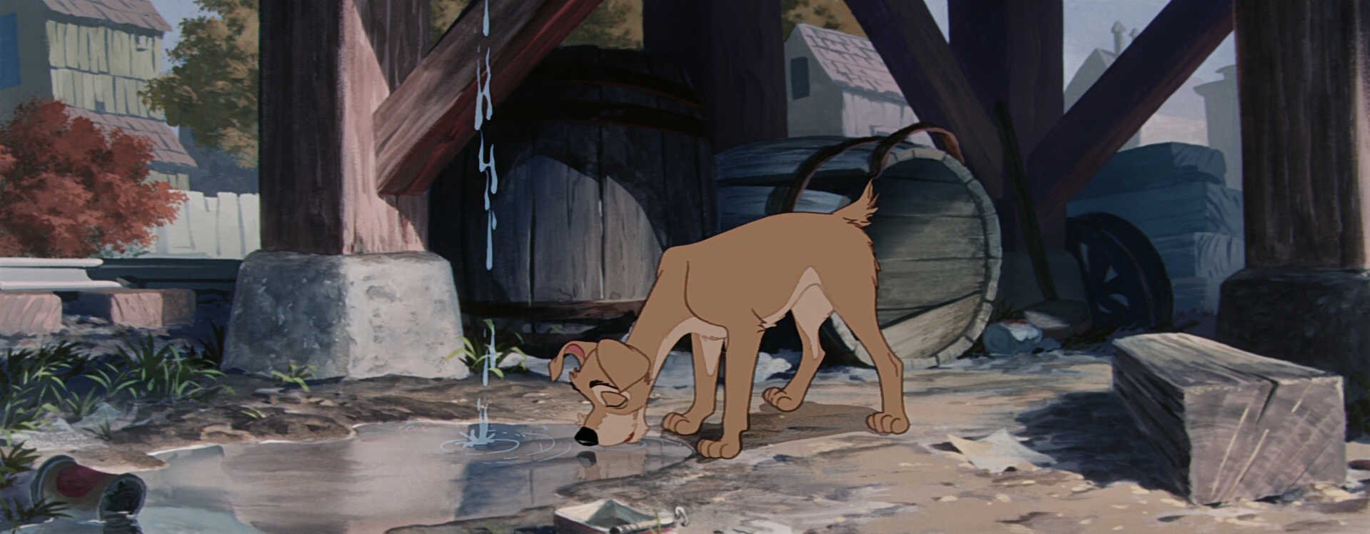 Golfo bebiendo agua en la estación de tren en La dama y el vagabundo.