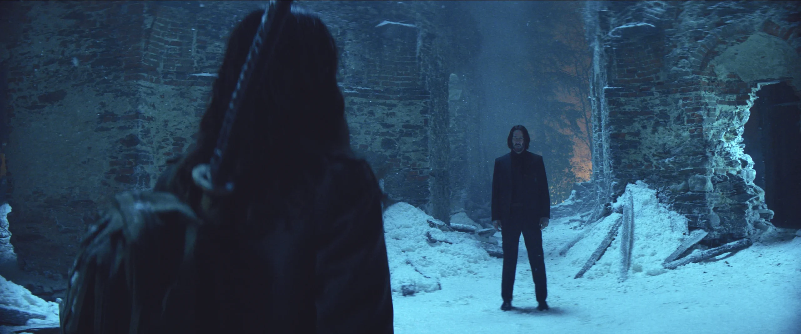 John Wick y Eve Macarro en las calles de Hallstatt.
