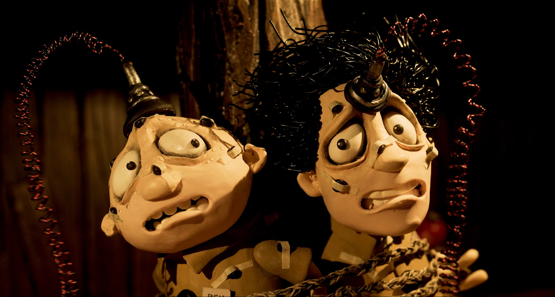 Los Appleby electrocutan a Ben y Gilbert para tratar de expulsar al demonio y curar su homosexualidad.