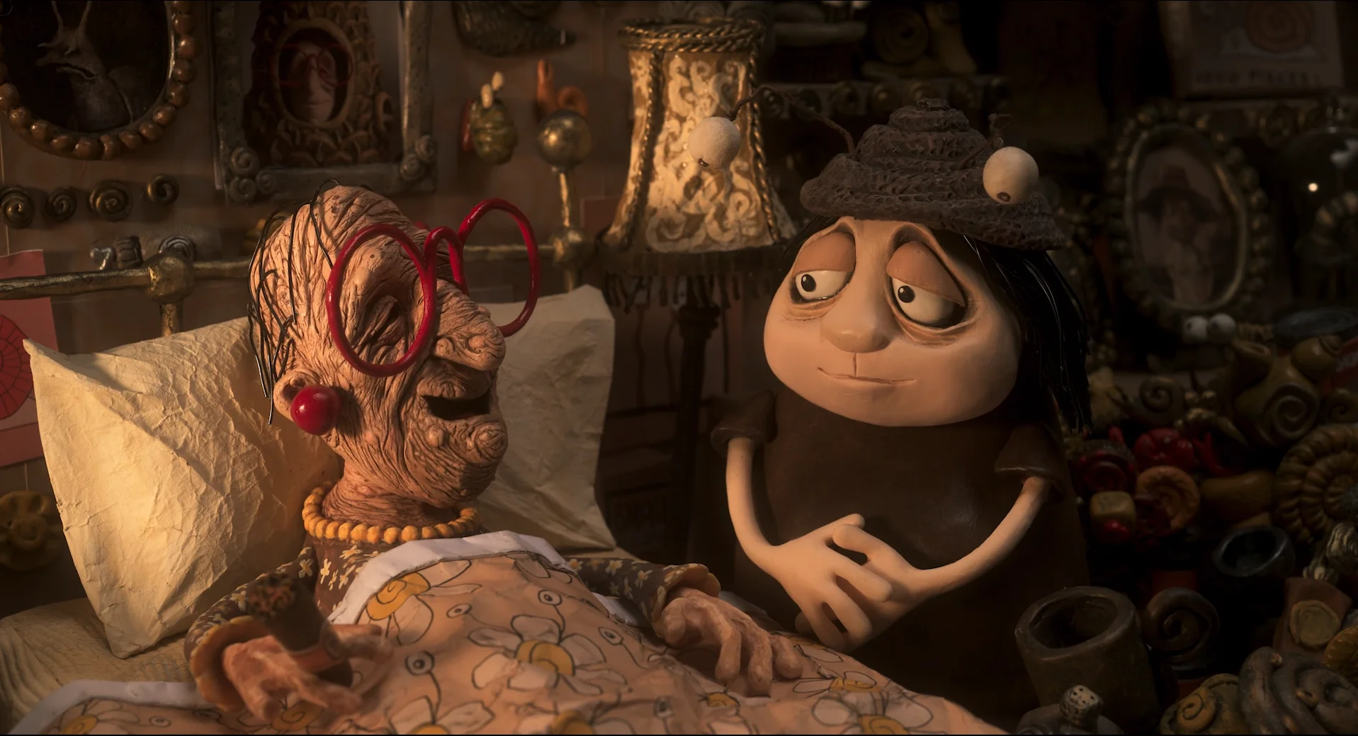 Pinky acaba sucumbiendo a su enfermedad y muere con Grace a su lado.