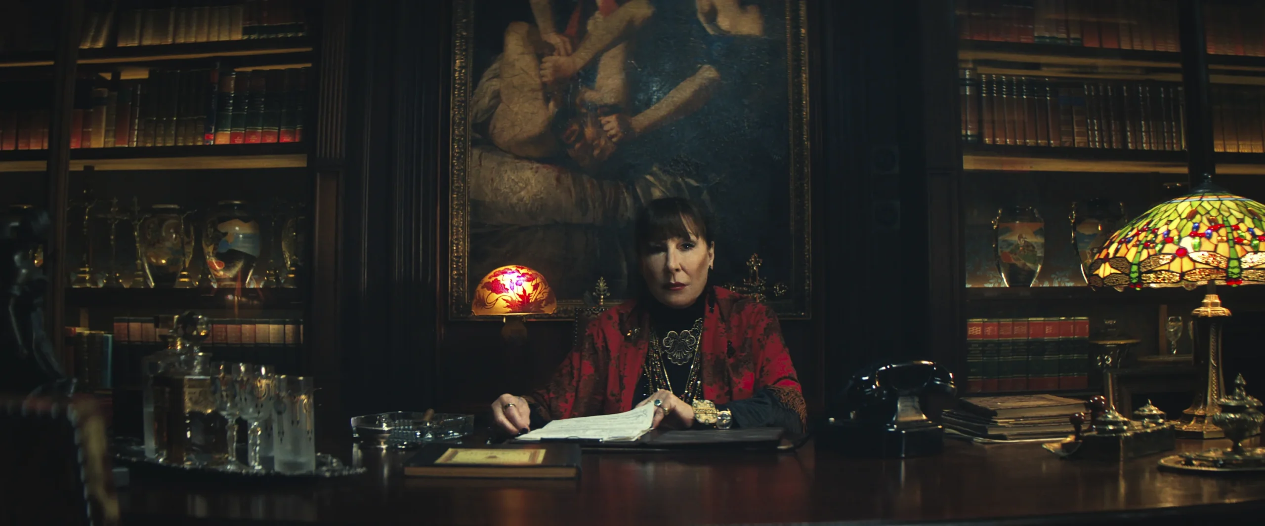 La directora de la Ruska Roma sentada frente a su escritorio.